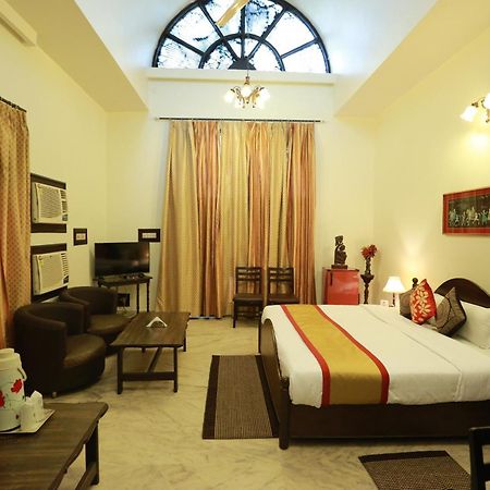 Oyo 8844 Meadows Inn Chinhat Екстериор снимка