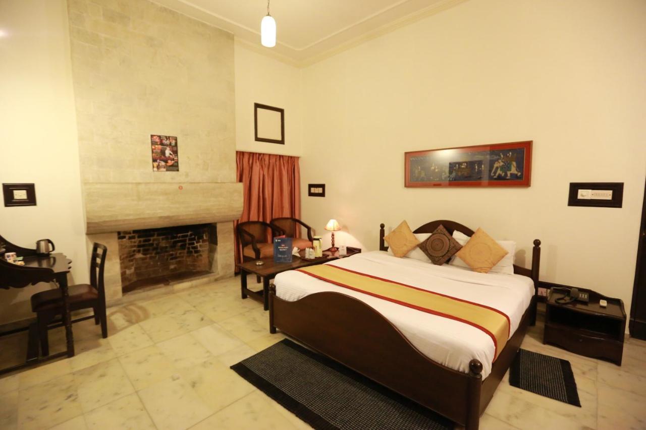 Oyo 8844 Meadows Inn Chinhat Екстериор снимка