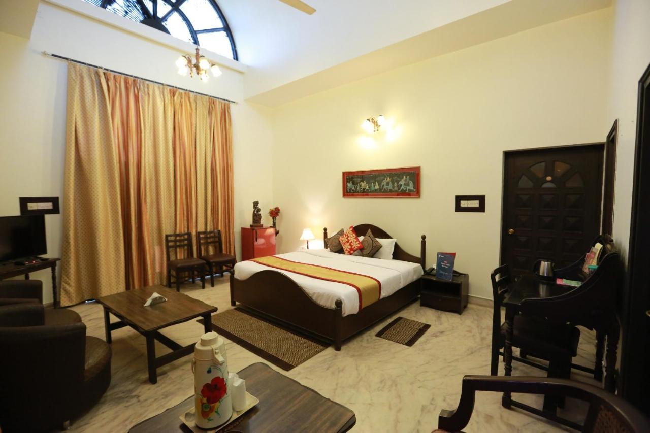 Oyo 8844 Meadows Inn Chinhat Екстериор снимка