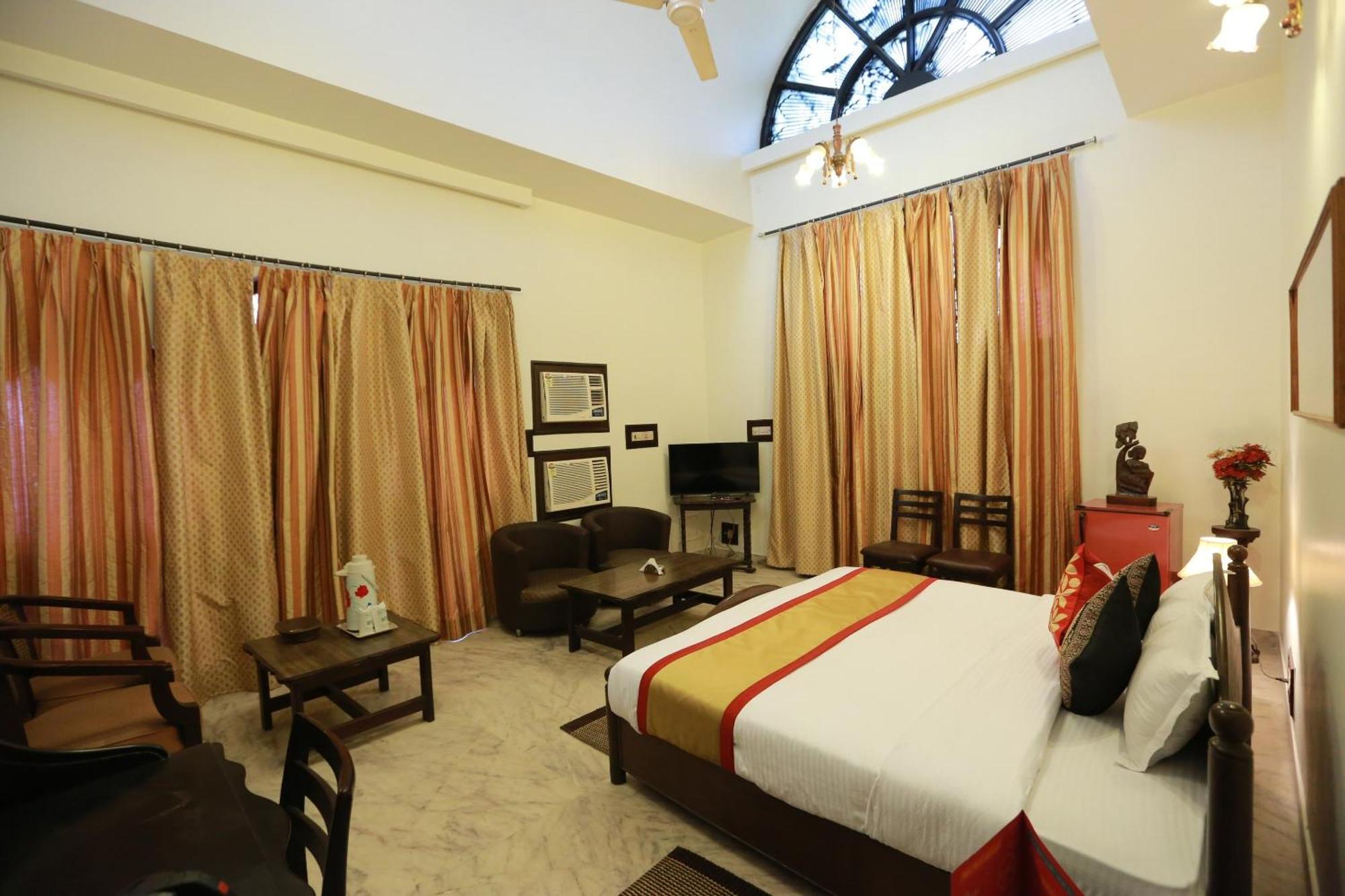 Oyo 8844 Meadows Inn Chinhat Екстериор снимка